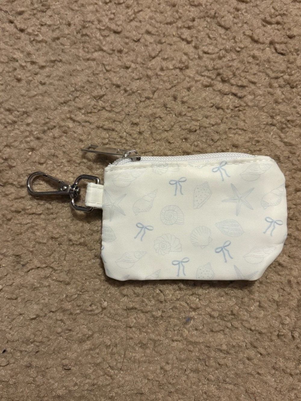 NWOT white with pale blue seashells zipper pouch keychain wallet